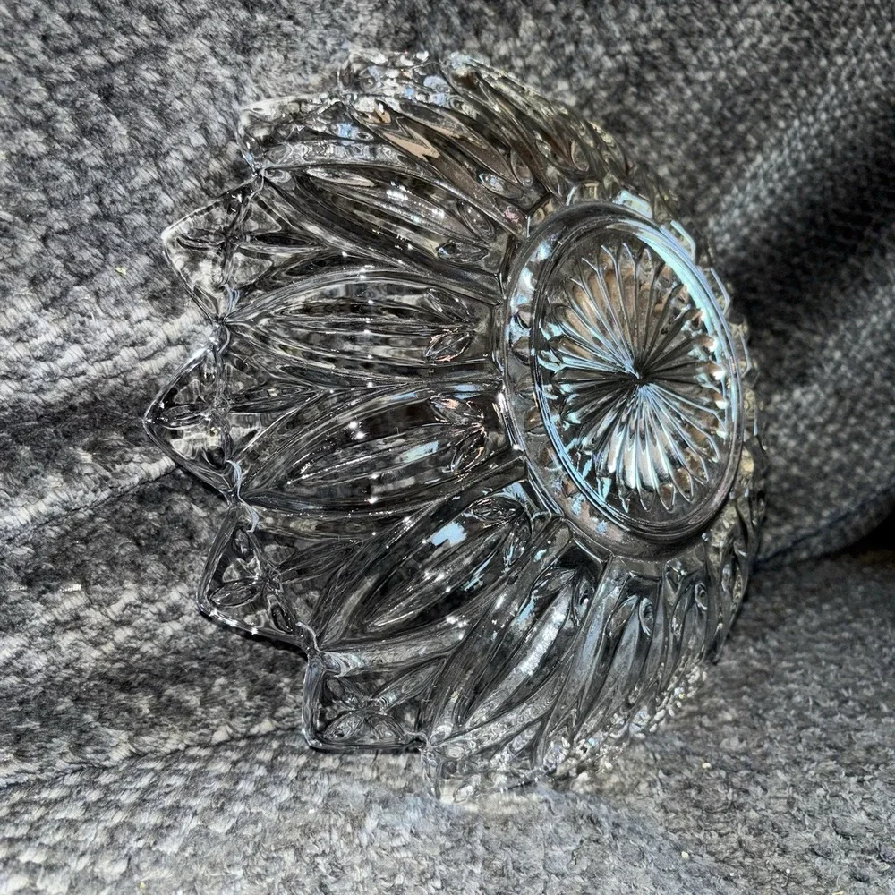 Vintage Federal Glass Flower Petal Clear Glass Sandwich Bowl /‎ Dish Large